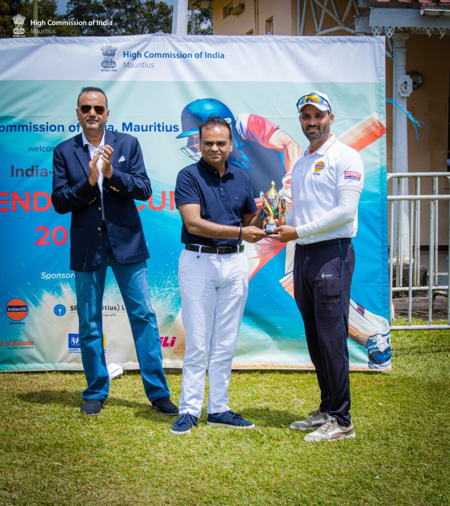 The Foreign Affairs Minister Hon. Dhananjay Ramful hands over the trophy as the Indian High Commissioner His Excellency Shri Anurag Srivastava looks on.